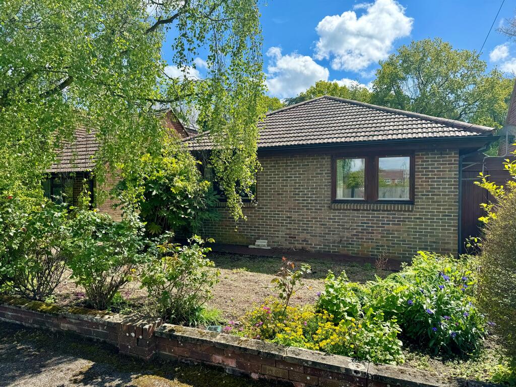 2 bedroom detached bungalow for sale in Woodroyd Gardens, Horley, RH6
