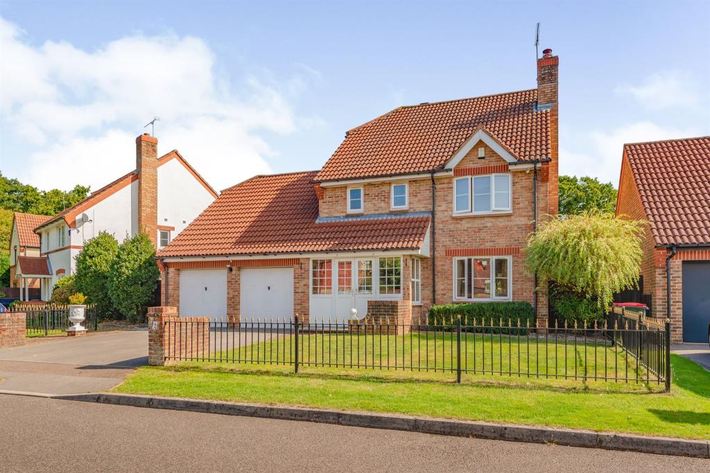 5 bedroom detached house for sale in Dollis Close ...