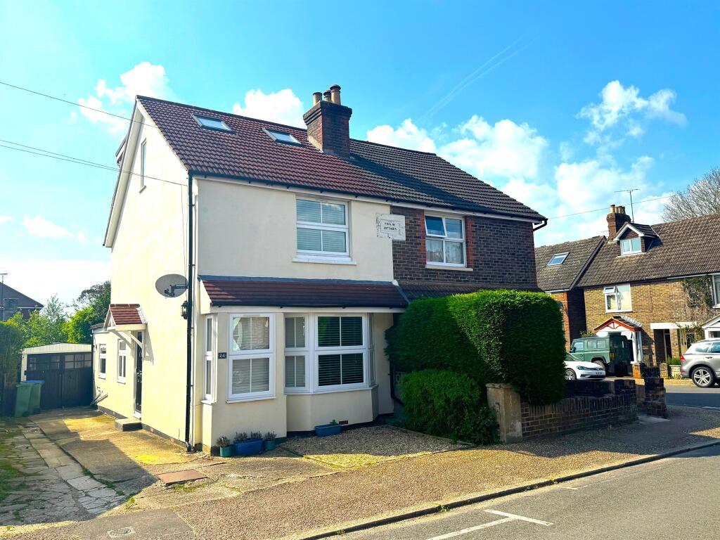 4 bedroom semidetached house for sale in Purton Road, Horsham, RH12