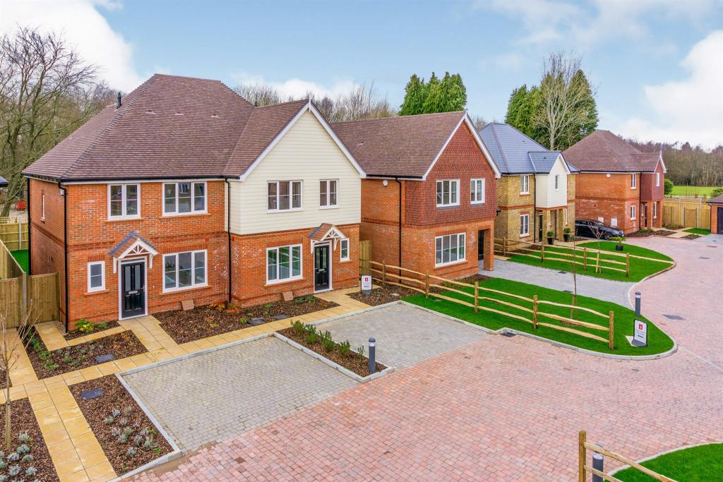 3 bedroom semidetached house for sale in Foresters Way, Crawley, Pease