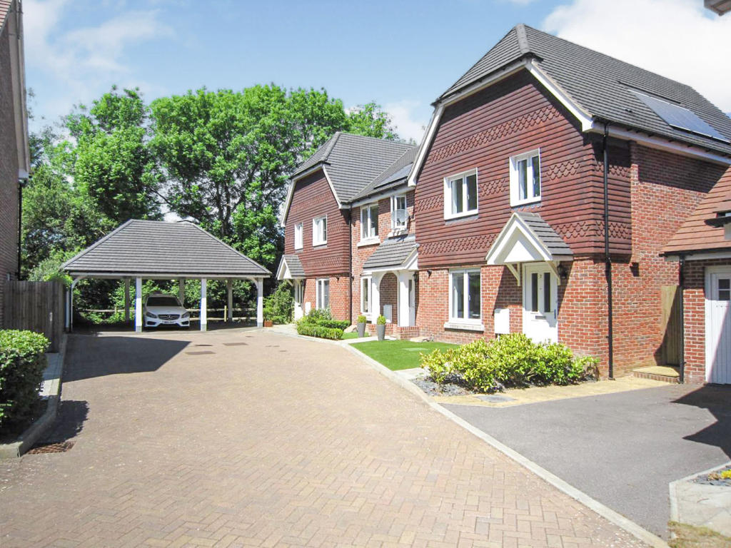 3 bedroom end of terrace house for sale in Buttinghill Drive, Cuckfield