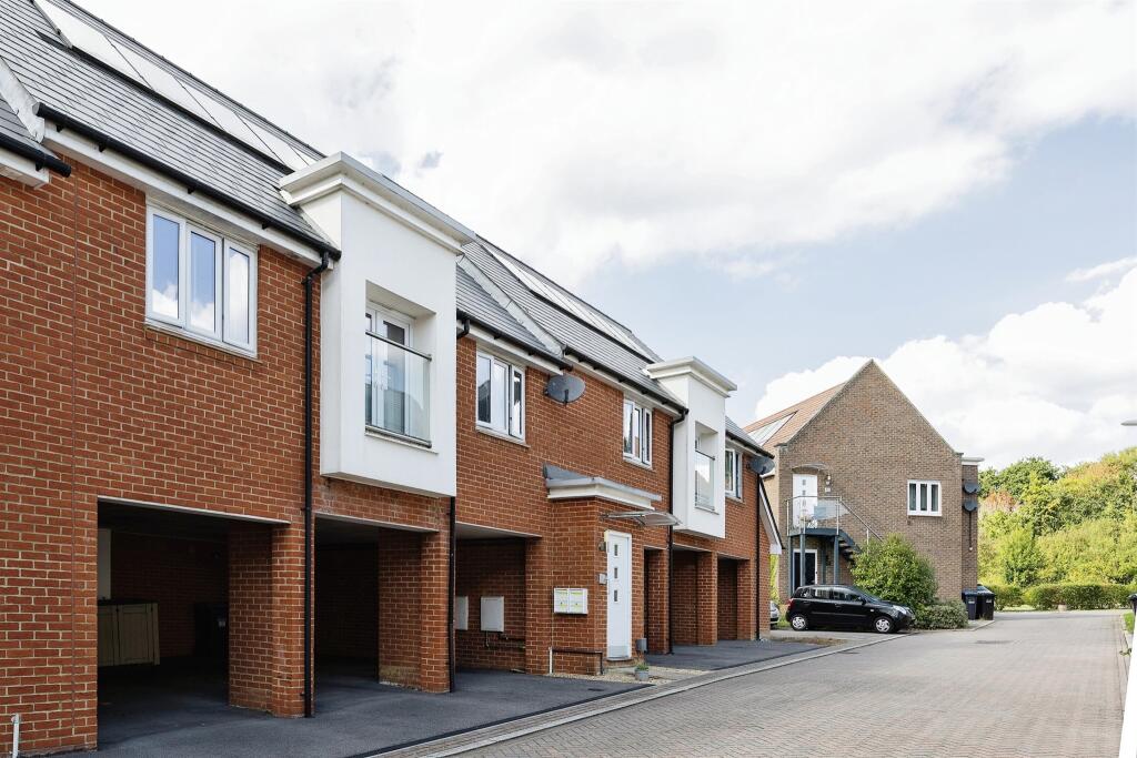 1 bedroom coach house for sale in Goldfinch Road, BURGESS HILL, RH15