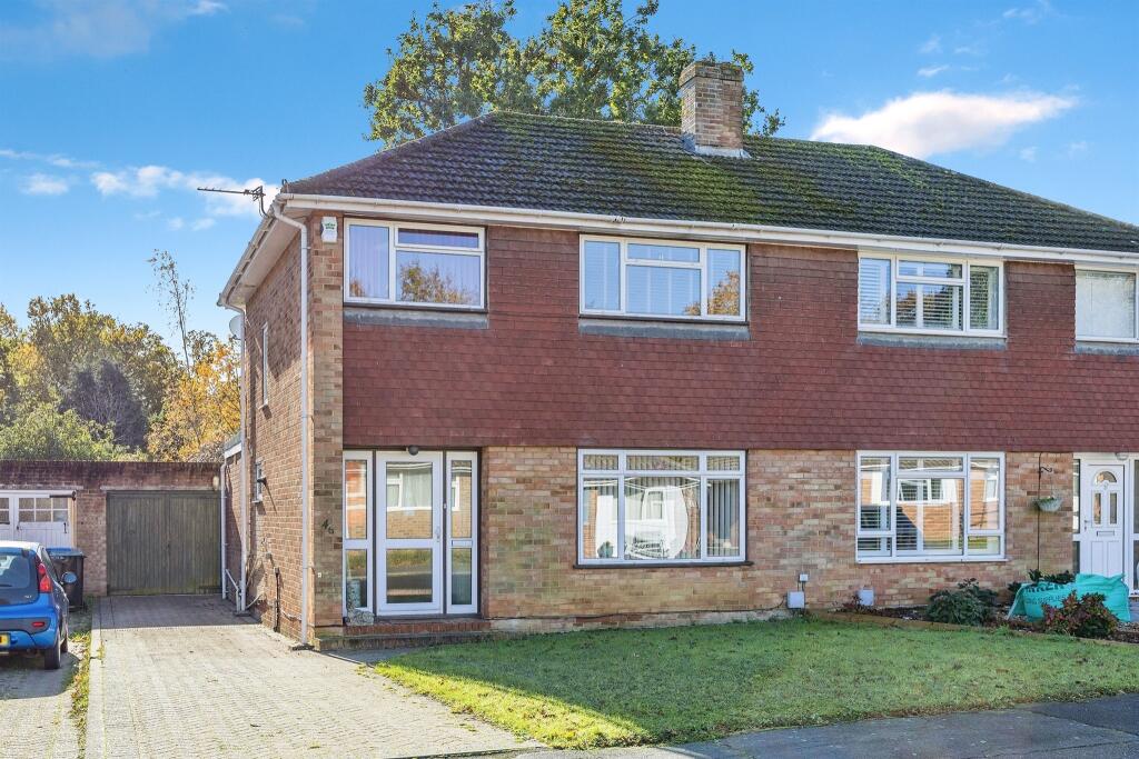 3 bedroom semidetached house for sale in Brookway, Burgess Hill, RH15