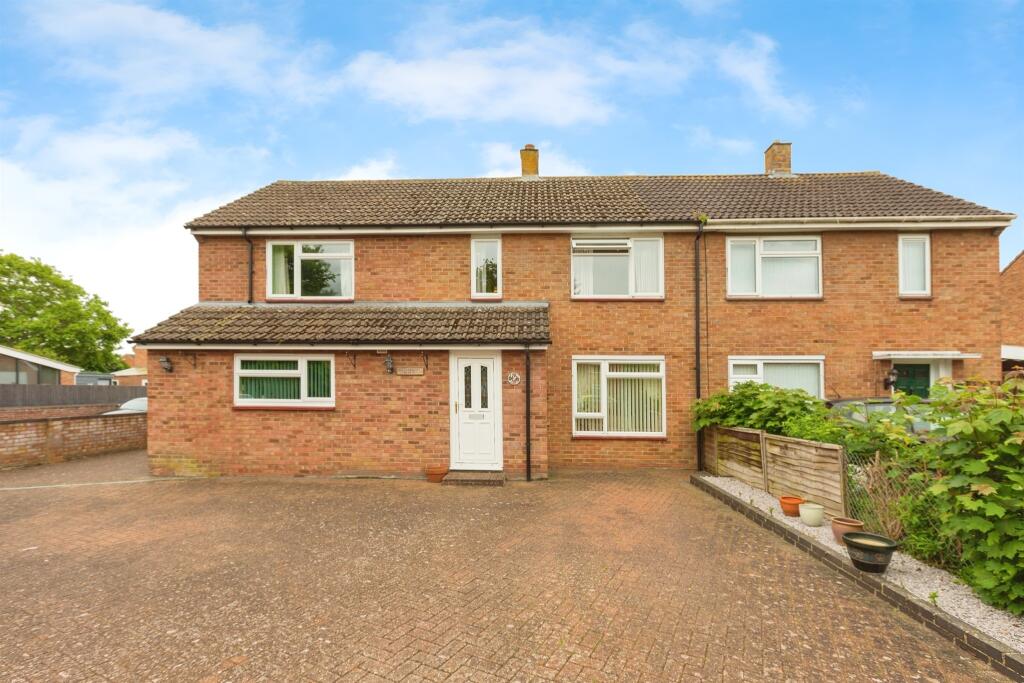 4 bedroom semidetached house for sale in Barretts Way, Sutton