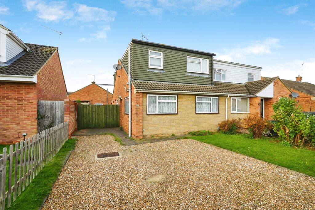 3 bedroom semidetached house for sale in Bassett Avenue, Bicester, OX26
