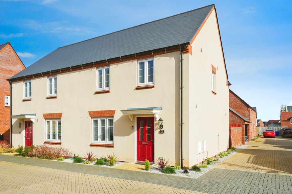 3 bedroom semidetached house for sale in Fakenham Street, Bicester, OX26