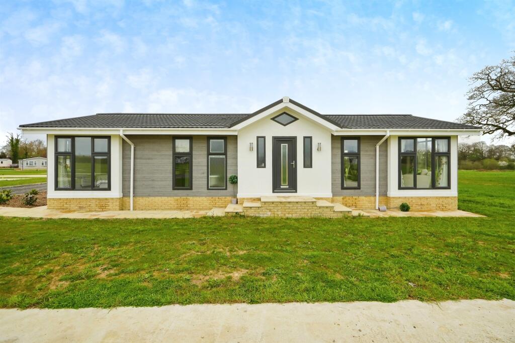 2 bedroom lodge for sale in Heathfield, Bletchingdon, Kidlington, OX5