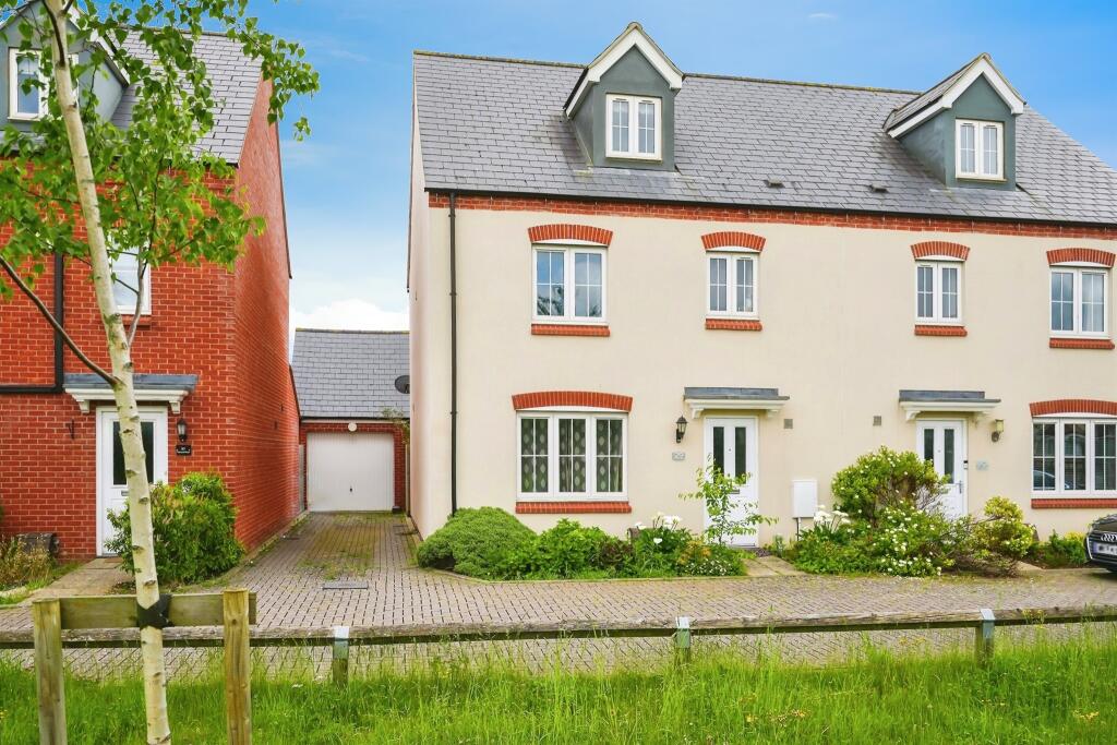 4 bedroom semidetached house for sale in Fontwell Road, Bicester, OX26