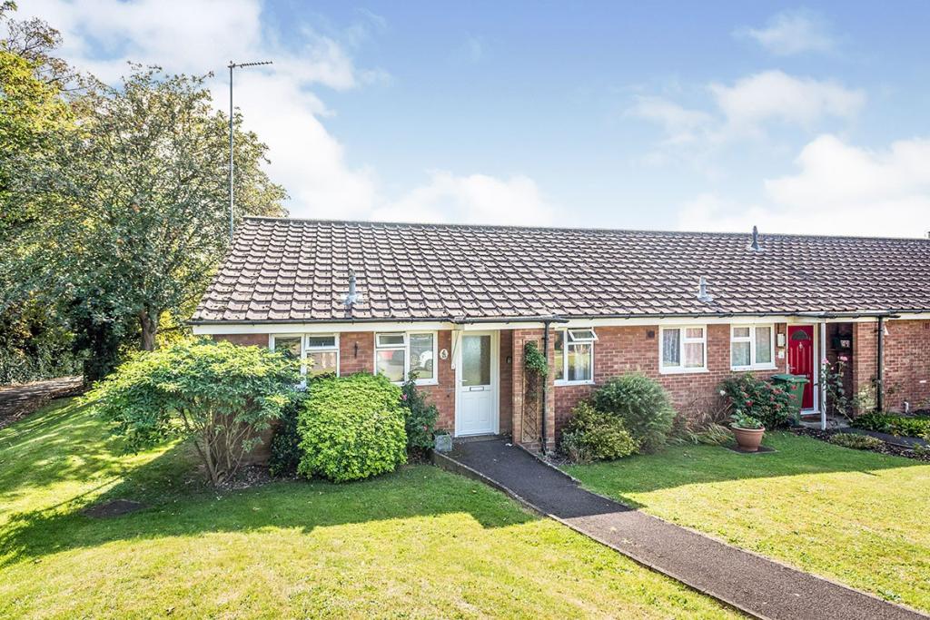 2 bedroom terraced bungalow for sale in Doswell Way, South View, Basingstoke, RG21