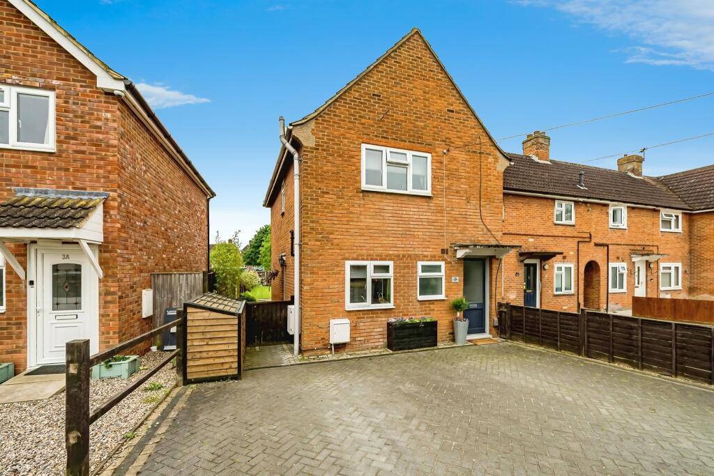 3 bedroom end of terrace house for sale in Paterson Road, Aylesbury, HP21