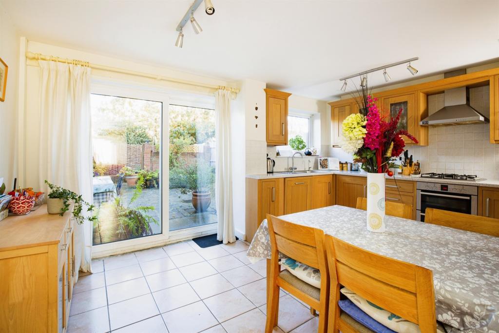 3 bedroom terraced house for sale in Caldecott Close, Abingdon, OX14