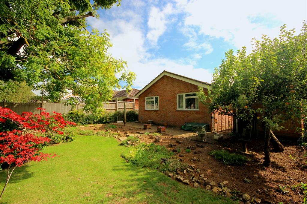 3 bedroom detached bungalow for sale in Blandy Avenue, Southmoor