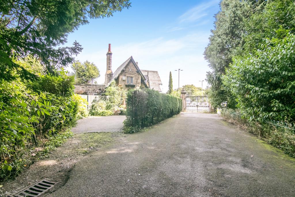 2 bedroom detached house for sale in Arrowe Park Road, Wirral, CH49