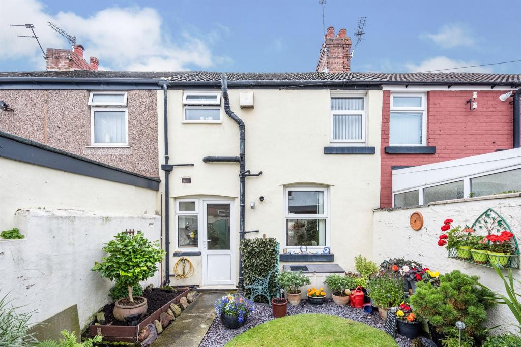 2 bedroom terraced house for sale in Lee Road, Hoylake, Wirral, CH47