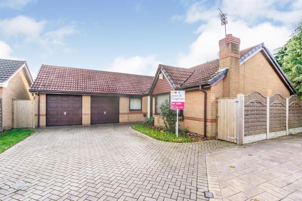 3 bedroom detached bungalow for sale in Badgers Close, Great Sutton