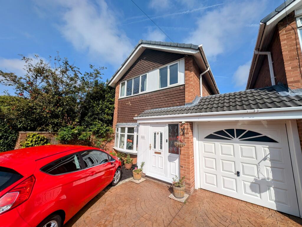 3 bedroom detached house for sale in Overpool Road, Great Sutton