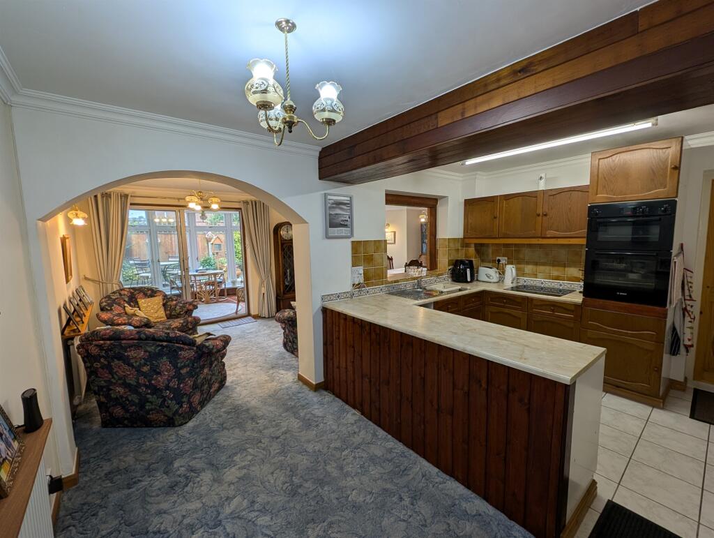 3 bedroom detached house for sale in Overpool Road, Great Sutton