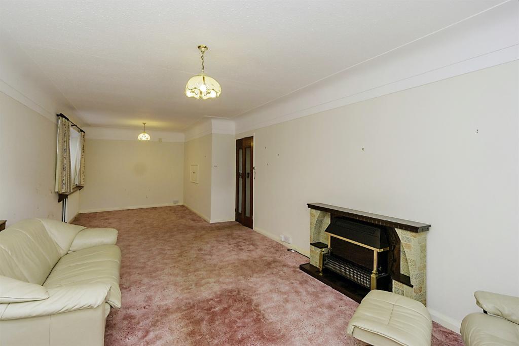 2 bedroom ground floor flat for sale in Storeton Road, Prenton, CH43