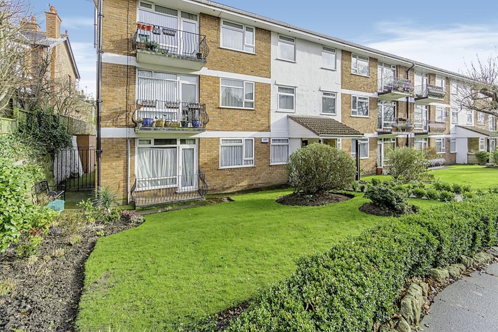 2 bedroom ground floor flat for sale in Storeton Road, Prenton, CH43