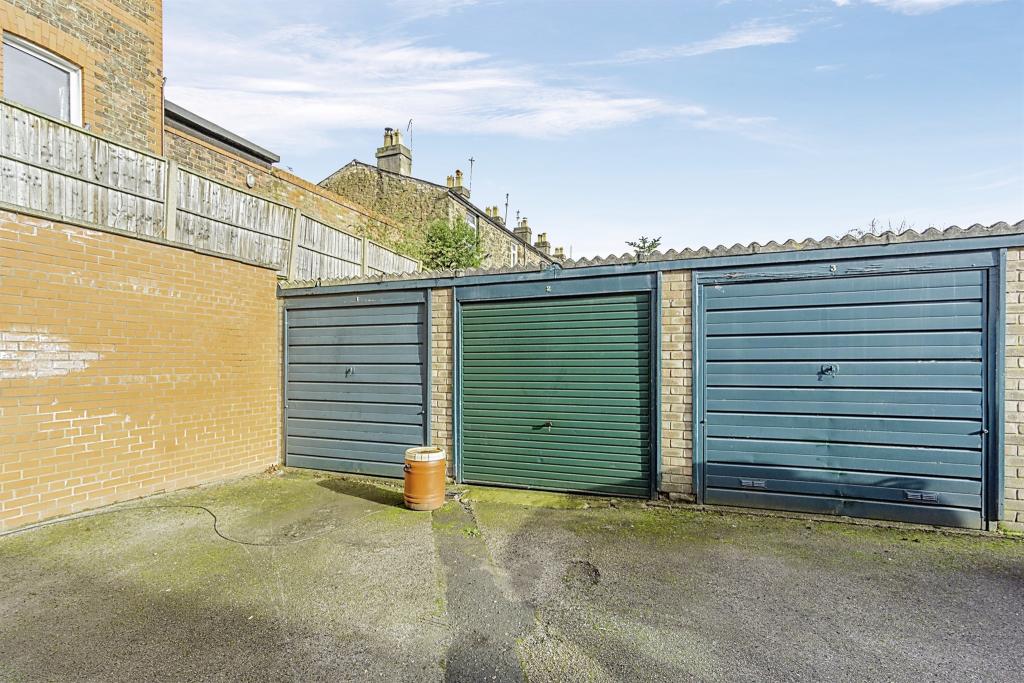 2 bedroom ground floor flat for sale in Storeton Road, Prenton, CH43