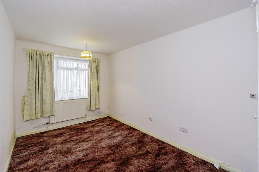 2 bedroom ground floor flat for sale in Storeton Road, Prenton, CH43