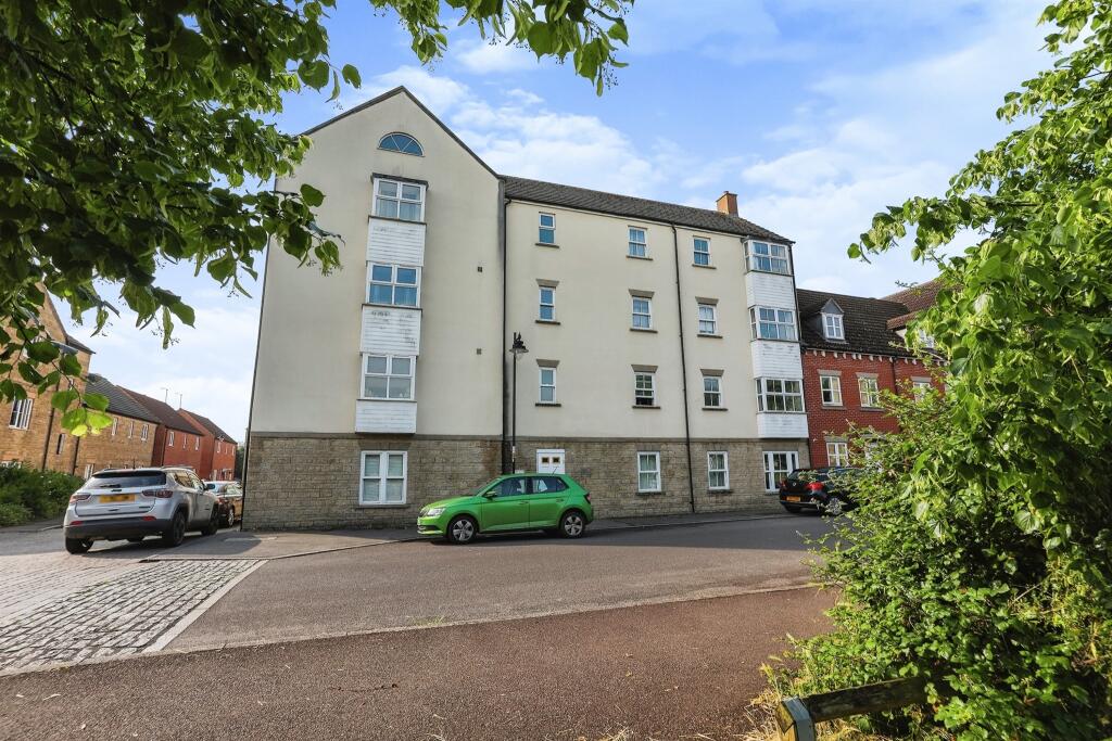 2 bedroom flat for sale in Zander Road, Calne, SN11