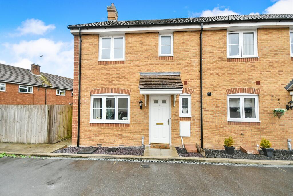 3 bedroom end of terrace house for sale in St Josephs Way, Lyneham