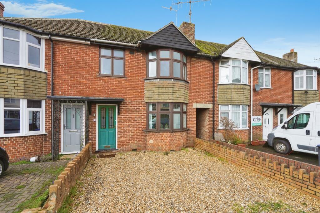 3 bedroom terraced house for sale in Bryans Close Road, CALNE, SN11