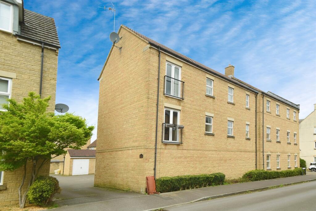 2 bedroom flat for sale in Nuthatch Road, Calne, SN11