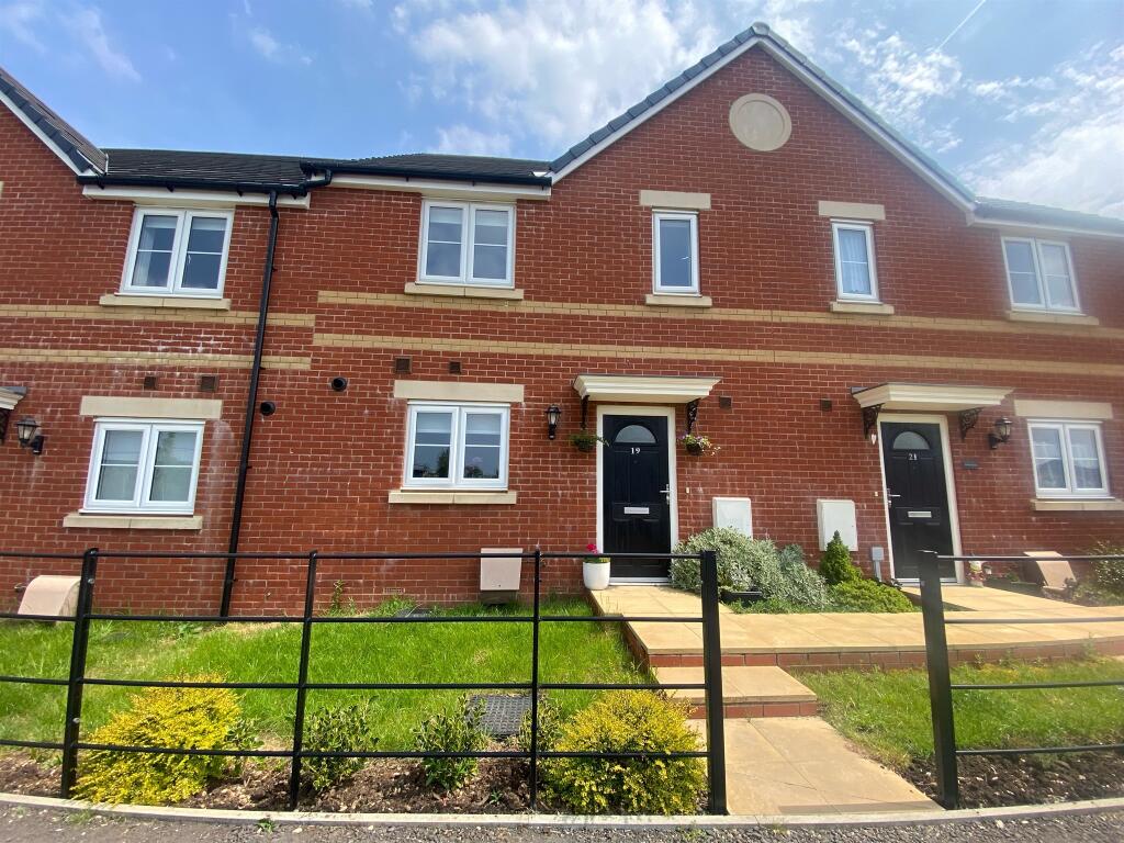 3 bedroom terraced house for sale in Sycamore Drive, Calne, SN11