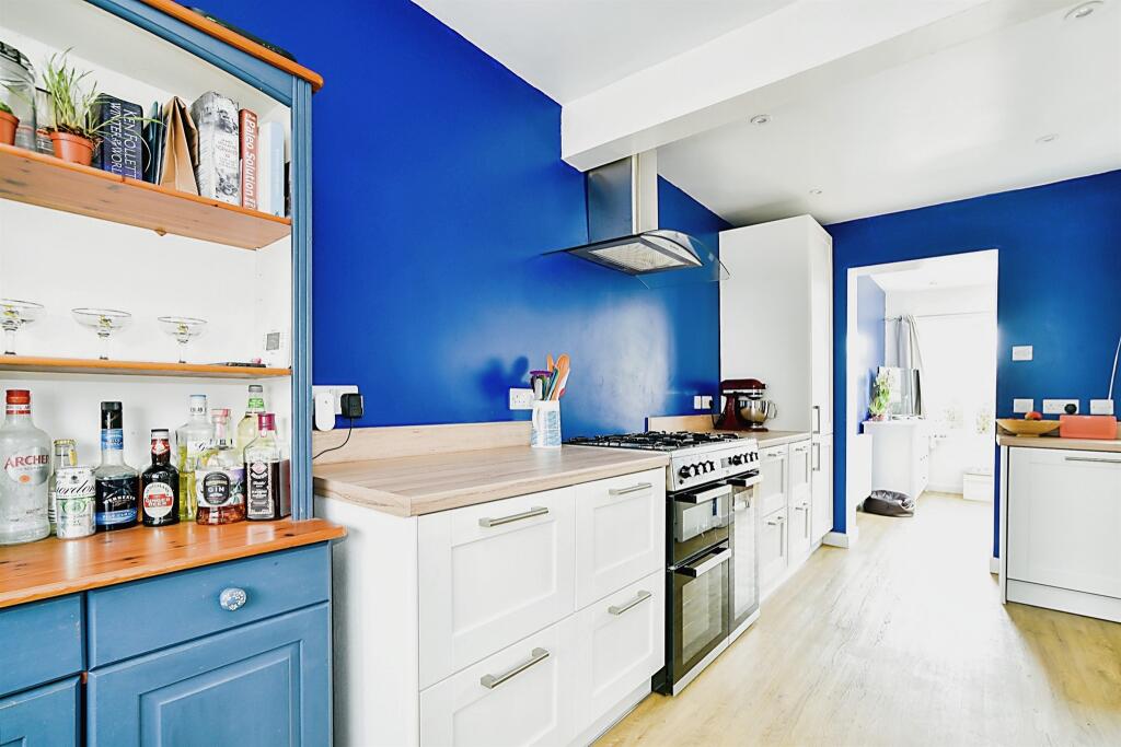 3 bedroom semidetached house for sale in Eastern Avenue, Chippenham, SN15