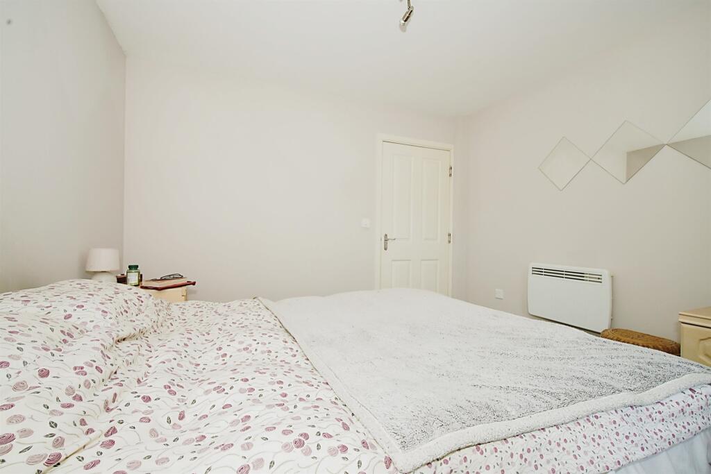 2 bedroom flat for sale in Flowers Yard, Chippenham, SN15