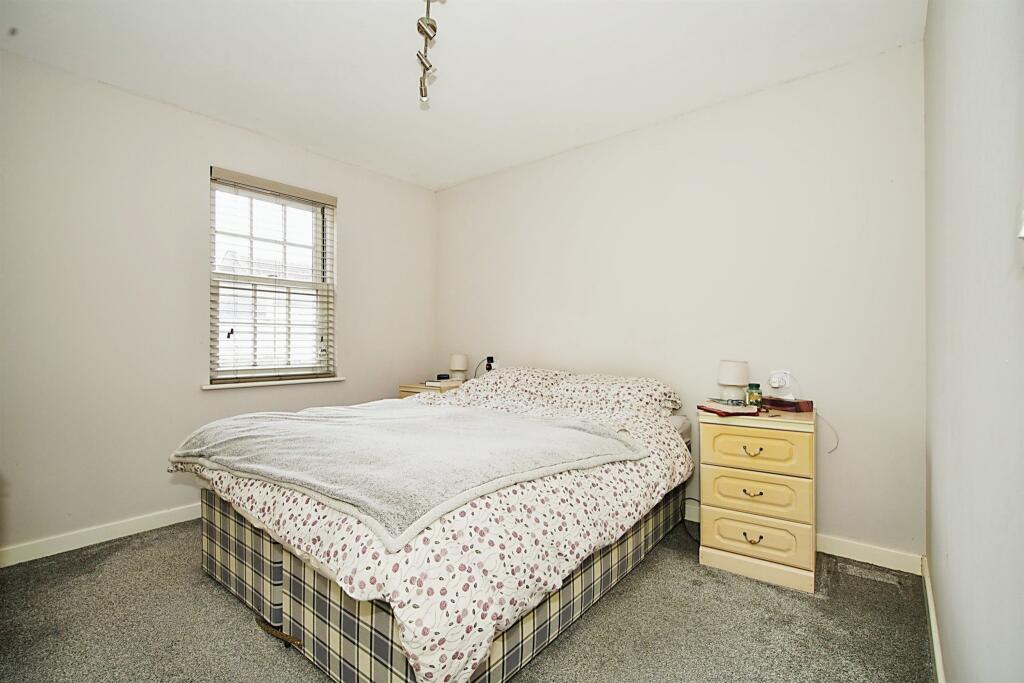 2 bedroom flat for sale in Flowers Yard, Chippenham, SN15