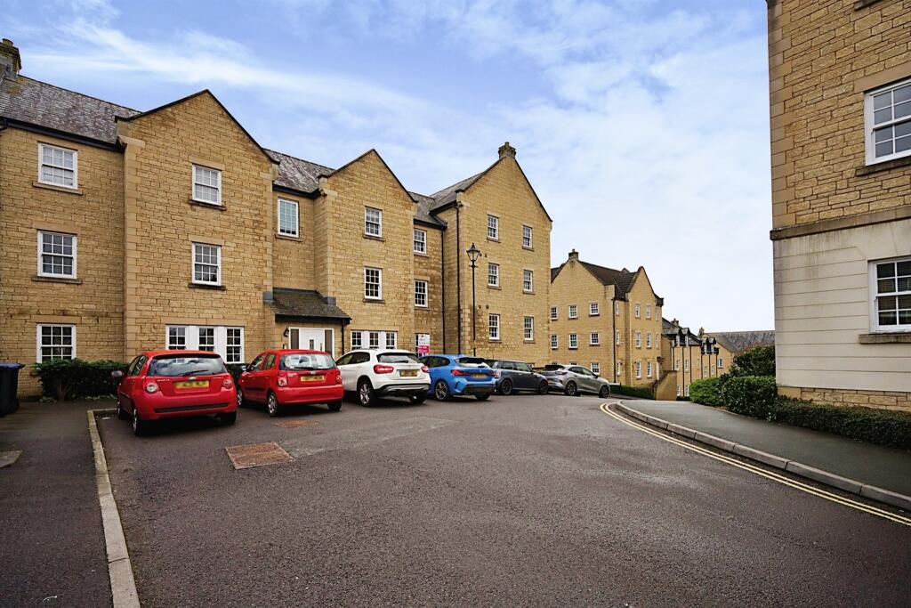 2 bedroom flat for sale in Flowers Yard, Chippenham, SN15