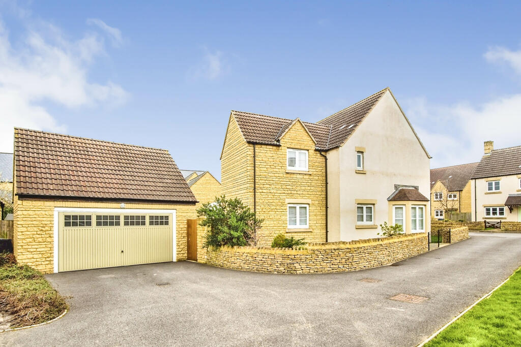 4 bedroom detached house for sale in Barrington Court, Sutton Benger