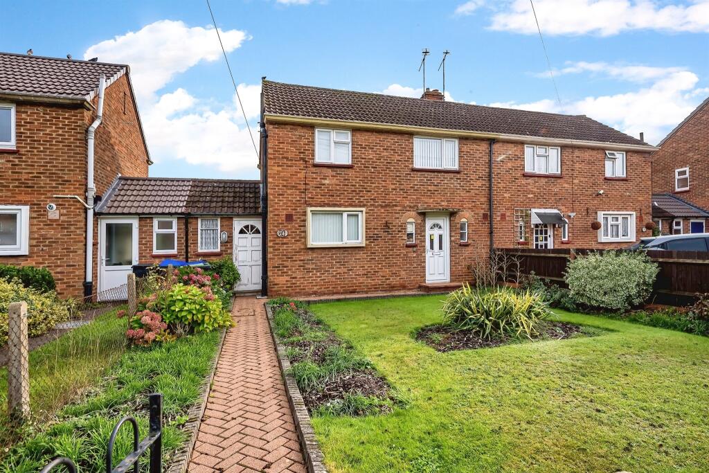 2 bedroom semidetached house for sale in Almond Road, Burnham, Slough, SL1