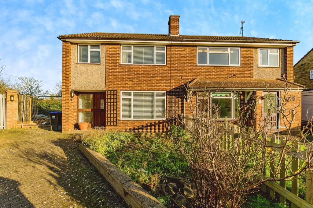 3 bedroom semidetached house for sale in Barrs Road, Taplow