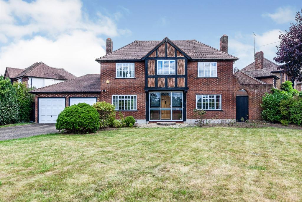 3 bedroom detached house for sale in Upton Court Road, Slough, SL3