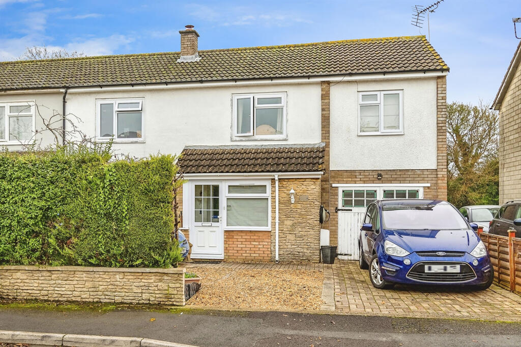 3 bedroom end of terrace house for sale in Lypiatt Mead, Corsham, SN13