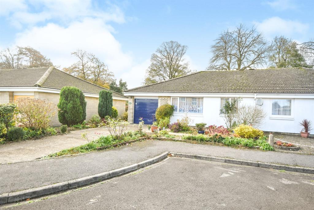 3 bedroom semidetached bungalow for sale in Pine Close, Corsham, SN13