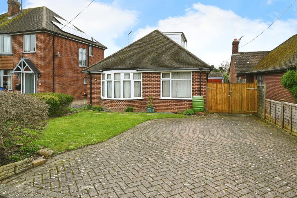 4 bedroom detached bungalow for sale in Meadow Road, Earley, Reading, RG6