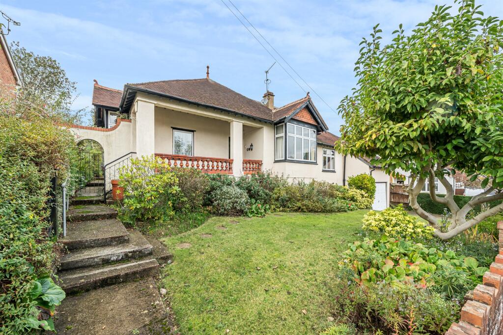 4 bedroom detached bungalow for sale in Belmont Park Avenue, Maidenhead