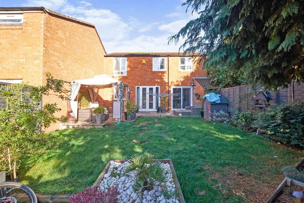 3 bedroom terraced house for sale in Camrose Croft, Buckland End