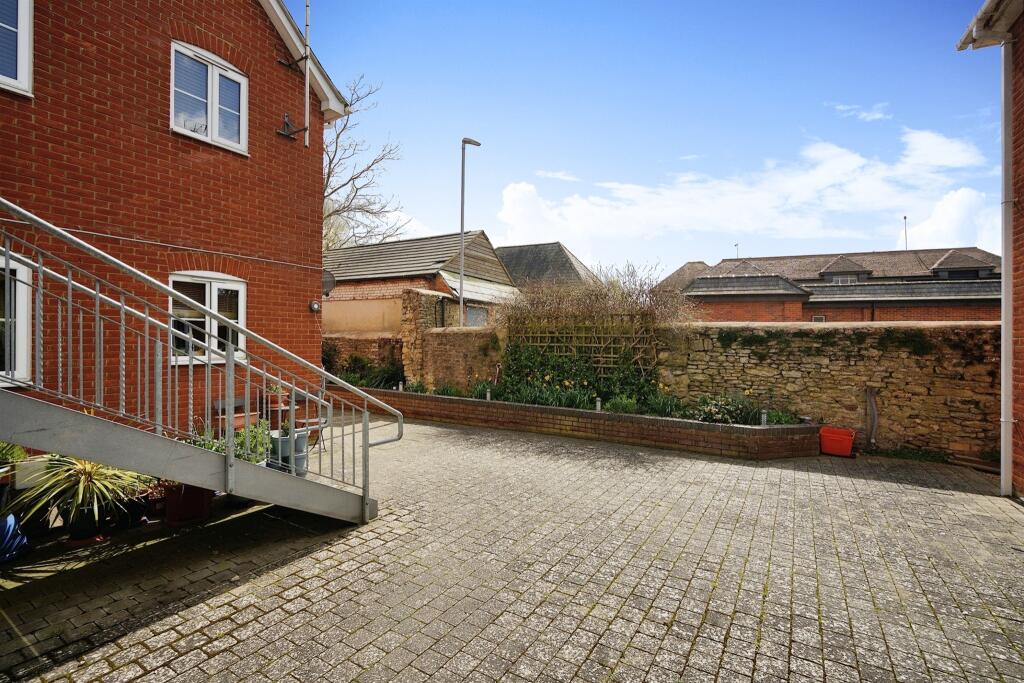 2 bedroom ground floor flat for sale in Gilberts Lane, Highworth, Swindon, SN6