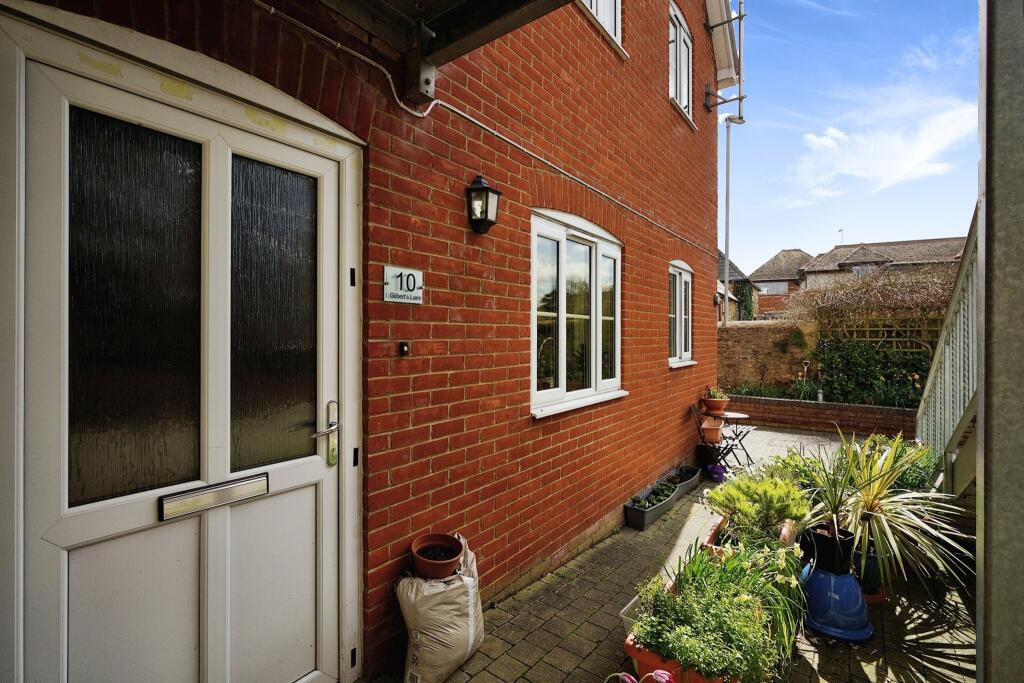 2 bedroom ground floor flat for sale in Gilberts Lane, Highworth