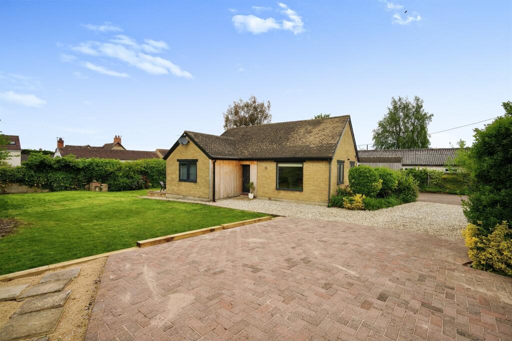 3 bedroom detached bungalow for sale in Lechlade Road, Highworth