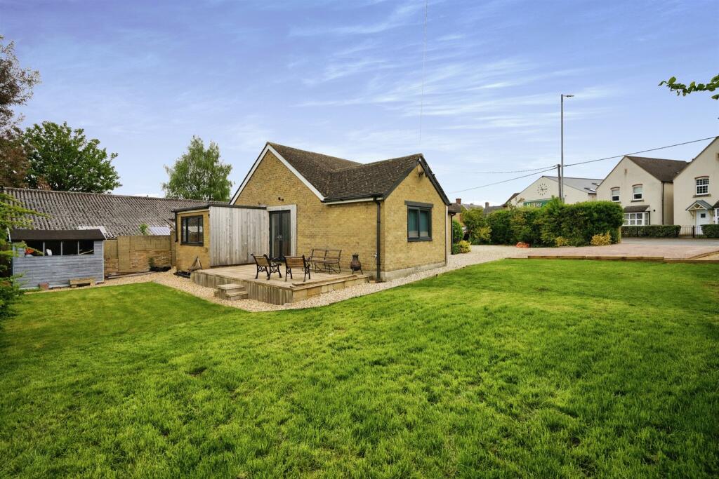 3 bedroom detached bungalow for sale in Lechlade Road, Highworth, Swindon, SN6