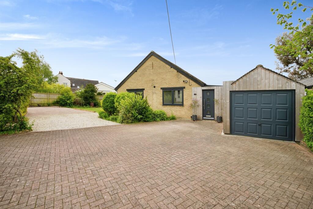 3 bedroom detached bungalow for sale in Lechlade Road, Highworth, Swindon, SN6