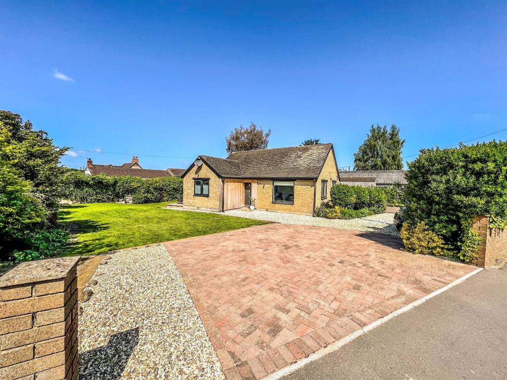 3 bedroom detached bungalow for sale in Lechlade Road, Highworth, Swindon, SN6