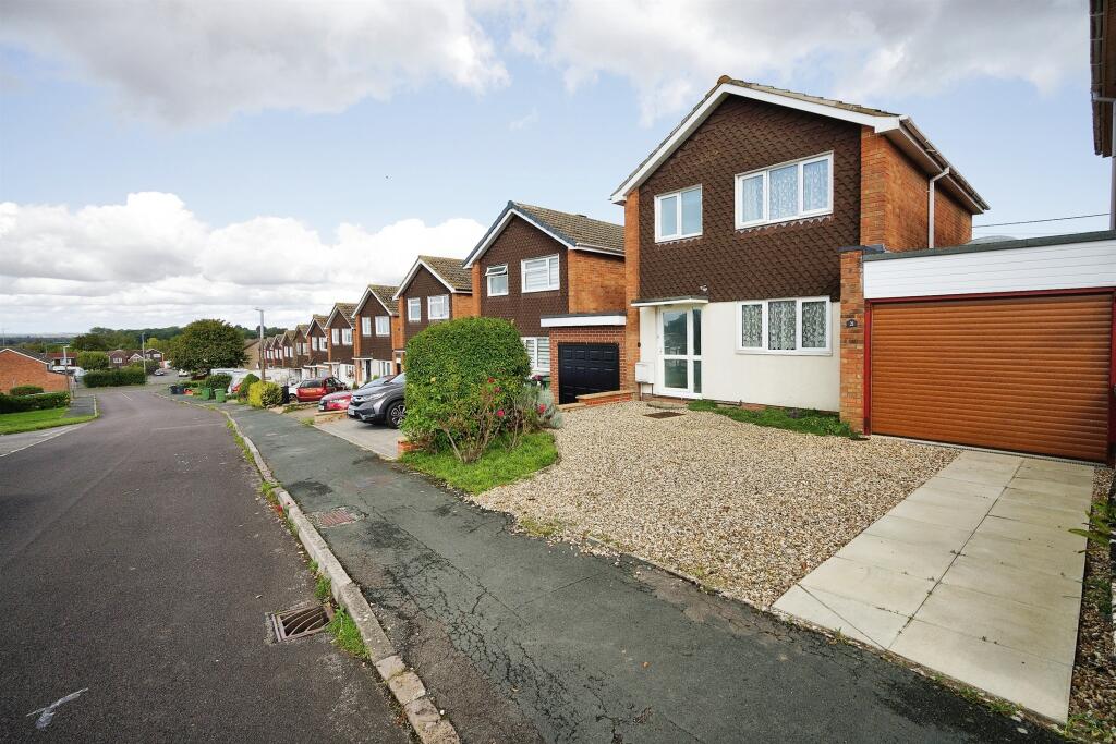 3 bedroom link detached house for sale in Islay Crescent, Highworth, Swindon, SN6
